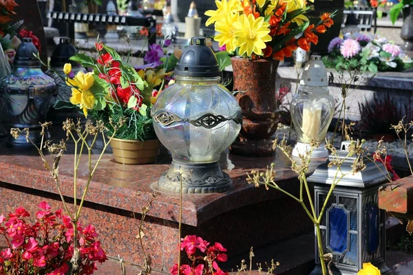 Velas e flores no cemitério — Fotografia de Stock