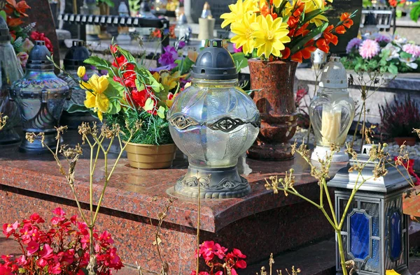 Velas e flores no cemitério — Fotografia de Stock