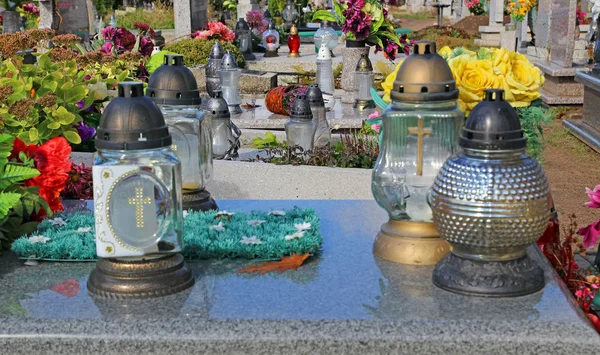 Velas e flores no cemitério — Fotografia de Stock