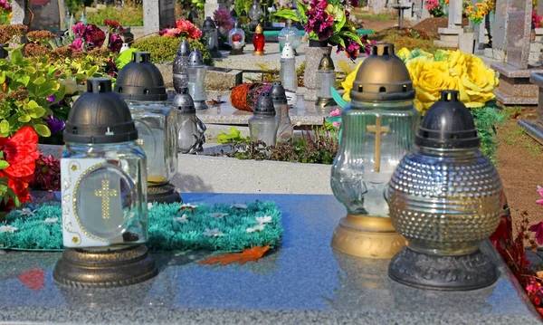 Kerzen und Blumen auf dem Friedhof — Stockfoto