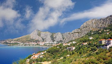 Omis Dağları, Makarska Riviera, Hırvatistan ile çevrili küçük şehrin havadan görünümü