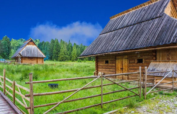 Holzhaus Auf Der Grünen Wiese Mit Tatry Mountains Hintergrund Sommer — Stockfoto