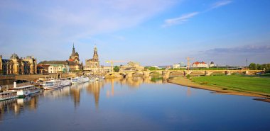 Dresden, Saksonya, Almanya 'da Elbe Nehri ile Eski Şehir