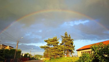 Fırtınadan sonra gökkuşağı .