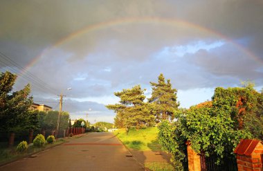 Fırtınadan sonra gökkuşağı .