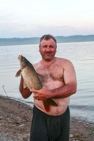 Uomo robusto con il pesce. Khakassia, Russia — Foto Stock