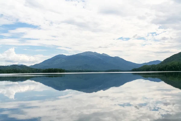 美丽的西伯利亚视图。在 Tagasuk 湖，俄罗斯上装载 — 图库照片