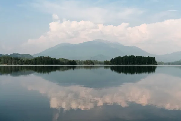 Güzel Sibirya görünümü. Tagasuk Gölü, Rusya Federasyonu