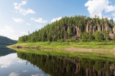 Güzel Sibirya nehirler. Fantastik kayalıklarla. Krasnoyarsk toprakları