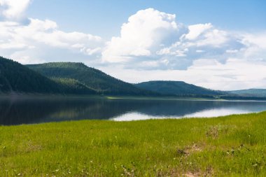 Bulutlar ve sis su üzerinde manzara. Tunguska Irmağı. Krasnoyarsk toprakları.