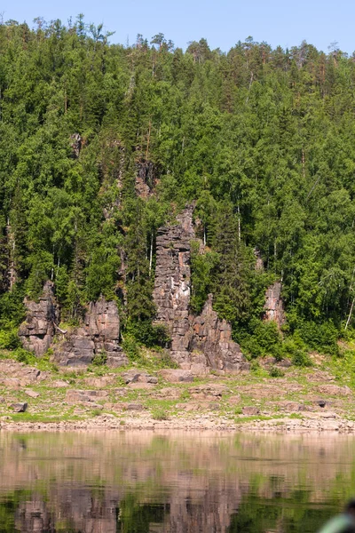 Falésias fantásticas. Em torno de apenas rochas e água. Território de Krasnoyarsk — Fotografia de Stock