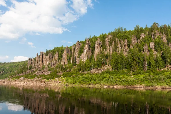 Gyönyörű szibériai folyók. Tunguz. A következő reptér környékén: csak sziklák. Krasnoyarsk területén. — Stock Fotó