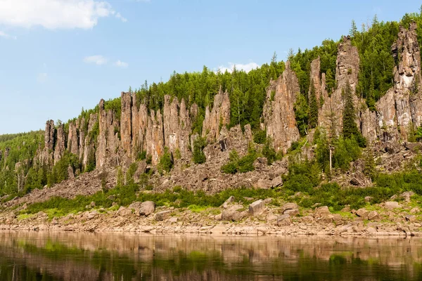 Fantasztikus sziklák a riveren. Krasnoyarsk területén — Stock Fotó