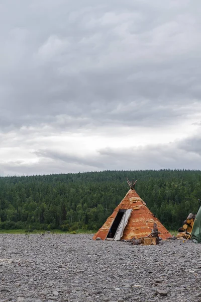 섬에 자작나무 껍질의 wigwam입니다. Bahta 강, 시베리아 — 무료 스톡 포토