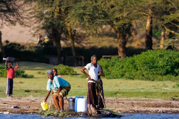 Orang-orang di tepi danau Naivasha di Kenya. Afrika — Stok Foto