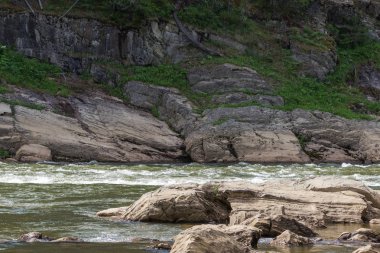 Su akışı ile manzara. Krasnoyarsk Bölgesi, Rusya Federasyonu