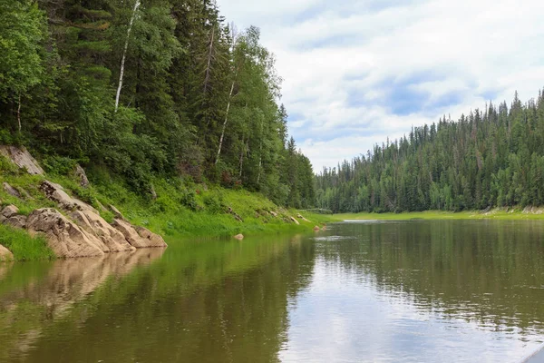 Os pequenos rios da Sibéria. Região de Krasnoyarsk, Rússia — Fotografia de Stock