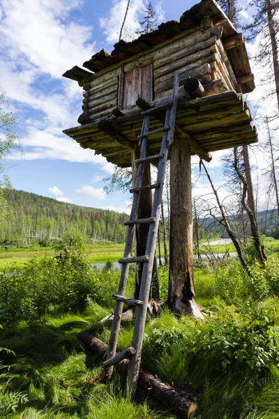 Paisagem com pequeno edifício em um pólo. Sibéria, Rússia — Fotografia de Stock