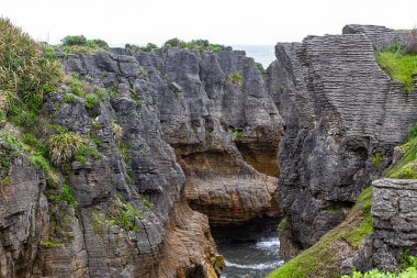 Taş bir köprü. Krep Kayaları. Paparoa Ulusal Parkı, Güney Adası, Yeni Zelanda