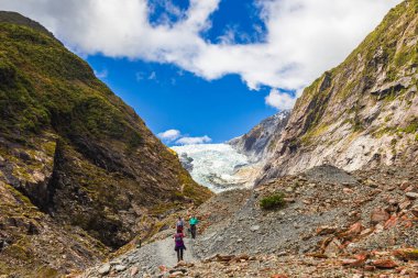 Mavi Gök, Taş ve Buz. Franz Joseph Glacier takip ediyor. Güney Adası, Yeni Zelanda