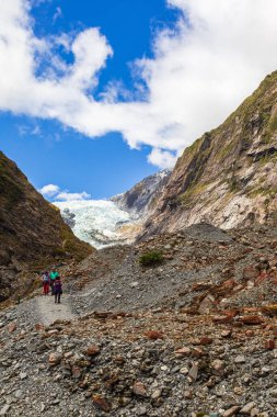 Franz Joseph Glacier takip ediyor. Taş ve Buz. Yeni Zelanda, Güney Adası
