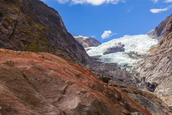 Buzulun Arka Planındaki Kırmızı Kaya Parçası Franz Joseph Buzulunun Yeni Stok Resim