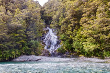 Güney Adası 'nın manzaraları. Küçük şelale. Güney Adası, Yeni Zelanda