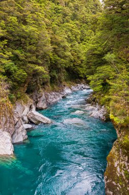 Kayaların arasında küçük güzel bir nehir. Güney Adası, Yeni Zelanda