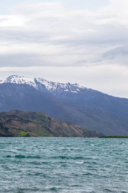 Wanaka Gölü 'nün manzaraları. Kar, taşlar ve su. Güney Adası, Yeni Zelanda