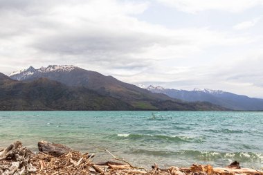 Wanaka Gölü manzarası. Kar, taşlar ve su. Güney Adası, Yeni Zelanda