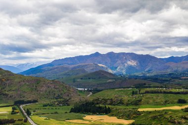 Wanaka 'dan Queenstown' a giden manzara yolu. Güney Adası, Yeni Zelanda