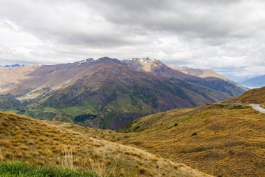 Güney Adası 'ndaki Queenstown' a Dağ Yolu. Yeni Zelanda