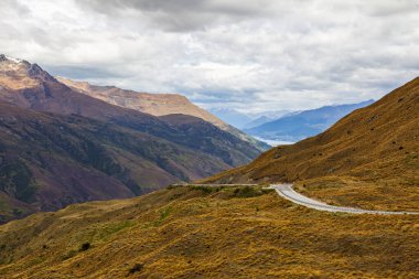 Güney Adası 'nın tepeleri ve dağ zirveleri arasındaki yol. Yeni Zelanda