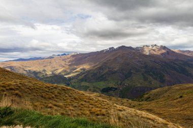 Güney adasının yeşil tepeleri. Queenstown bölgesi. Yeni Zelanda