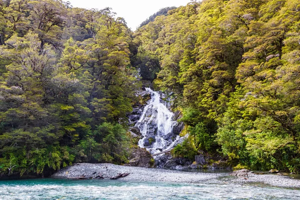 南岛的景观 小瀑布落在绿地中 新西兰南岛 — 图库照片