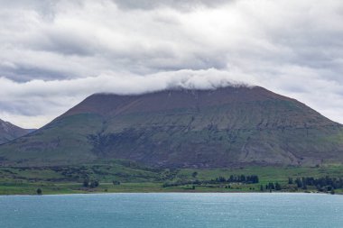 Bulut tepesinde bir dağ. Queenstown bölgesi. Wakatipu Gölü. Yeni Zelanda