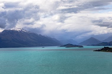 Wakatipu Gölü 'nün manzaraları. Çember sadece dağ zirveleri. Yeni Zelanda
