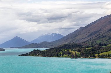 Wakatipu Gölü kıyılarındaki tepe manzarası. Yeni Zelanda