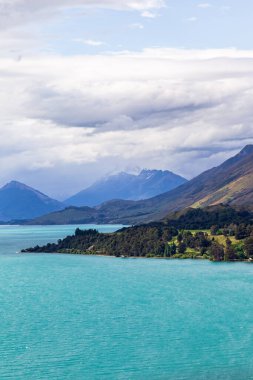 Wakatipu Gölü 'nün resimli kıyıları. Dağların kar örtüleri. Güney Adası, Yeni Zelanda