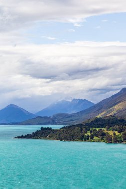 Piramitsel dağlar ve Wakatipu Gölü kıyıları boyunca karla kaplı tepeler. Güney Adası, Yeni Zelanda