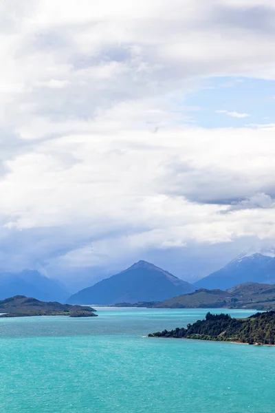 湖の海岸や島のピラミッド型の山々 ワカティプ湖 ニュージーランドの南の島 — ストック写真