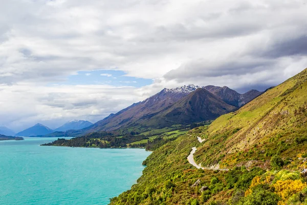 Escénica Carretera Sobre Lago Turquesa Lago Wakatipu Nueva Zelanda Imagen de archivo