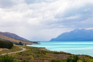 Pukaki Gölü 'nün yamaçlı kıyıları. Güney Adası, Yeni Zelanda