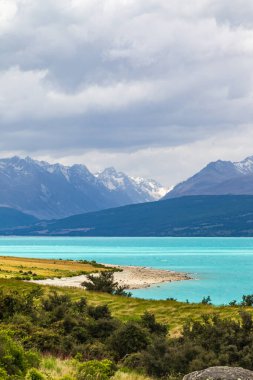 Pukaki Gölü kıyısında dolambaçlı bir otoyol. Güney Adası. Yeni Zelanda