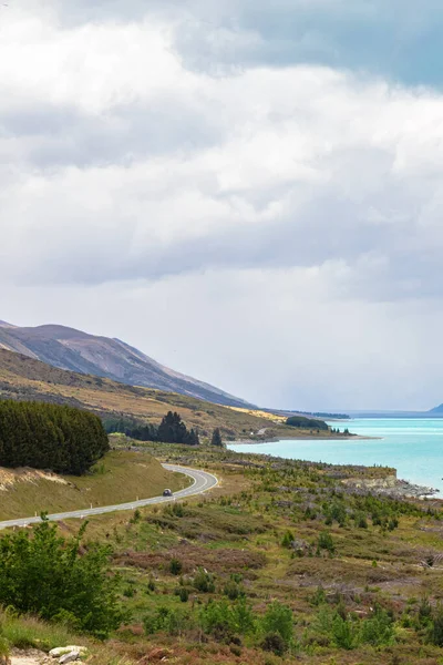 湖の海岸線に沿って曲がりくねった高速道路 南の島 ニュージーランド — ストック写真