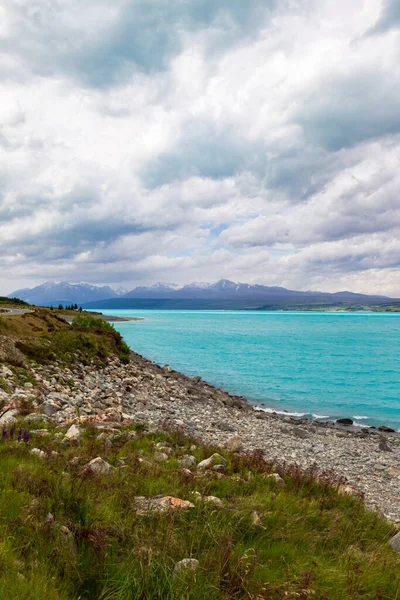 ターコイズブルーの水の上の山々 湖Pukakiの山岳海岸 ニュージーランド — ストック写真