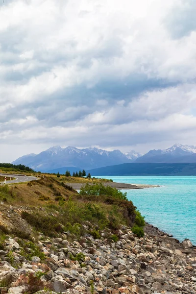 湖Pukakiの海岸に沿って山の範囲 ニュージーランドの南の島 — ストック写真