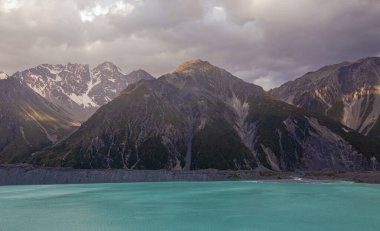 Tasman Gölü ve Güney Alpleri 'nin kayalıkları. Güney Adası, Yeni Zelanda