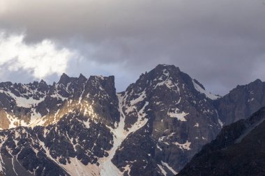 Güney Adası 'nın taşları ve dik kayalıkları. Yeni Zelanda