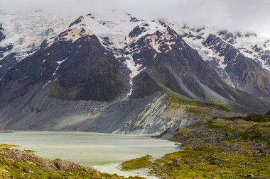 Mueller Gölü manzarası. Güney Adası, Yeni Zelanda